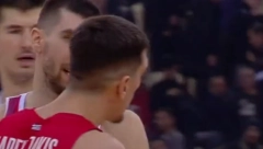 FRKA U ATINI Košarkaš Olimpijakosa se zaleteo na igrače Zvezde, hteo da se bije (VIDEO)