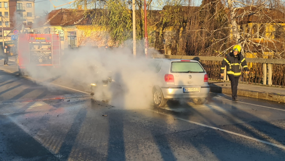 GORI AUTOMOBIL U ŠIREM CENTRU ČAČKA "Polo" se za par minuta pretvorio i veliku buktinju, vatrogasci stigli na lice mesta (FOTO)