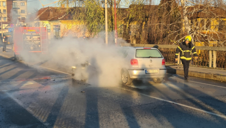GORI AUTOMOBIL U ŠIREM CENTRU ČAČKA "Polo" se za par minuta pretvorio i veliku buktinju, vatrogasci stigli na lice mesta (FOTO)