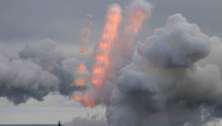 POGOĐEN RUSKI BROD Eksplozija i plamen kod Krima, ukrajinski dronovi naciljali „Sergej Kotov“ (VIDEO)