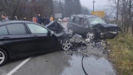 STRAVIČNE SLIKE SA MESTA SAOBRAĆAJNE NESREĆE KOD LJUBOVIJE U sudaru BMW-a i "lend rovera" poginula jedna osoba (FOTO)