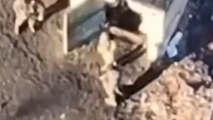 UŽAS! Ukrajinski vojnik direktno pogođen u udaru drona! (UZNEMIRUJIĆI VIDEO)