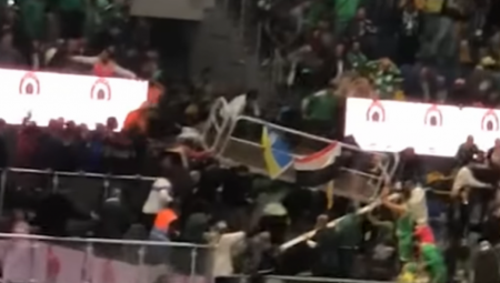 STRAVIČNE SCENE U KAIRU Srušila se tribina u toku meča Superkupa Egipta, desetine navijača povređeno (VIDEO)