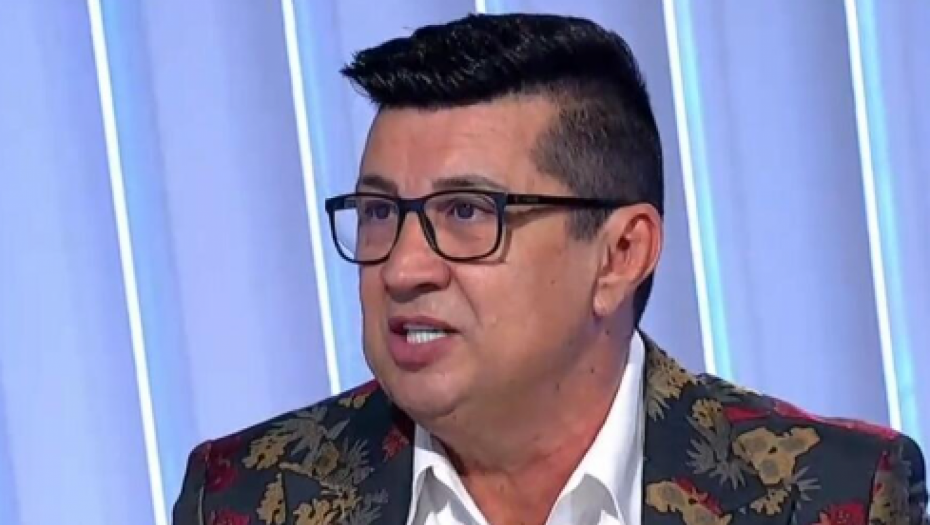 VODITELJ (58) SE RAZVEO OD 25 GODINA MLAĐE Sad smuvao pevačicu, krije od svih, planira i dete sa njom