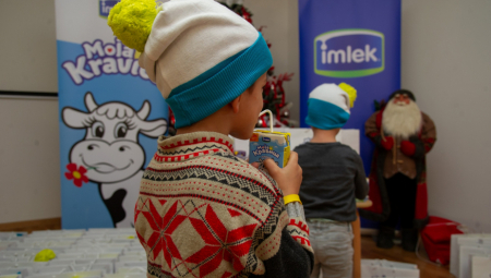 MOJA KRAVICA ČOKOLADNO MLEKO I NOVOGODIŠNJI POKLONI ZA DECU BEZ RODITELJSKOG STARANJA