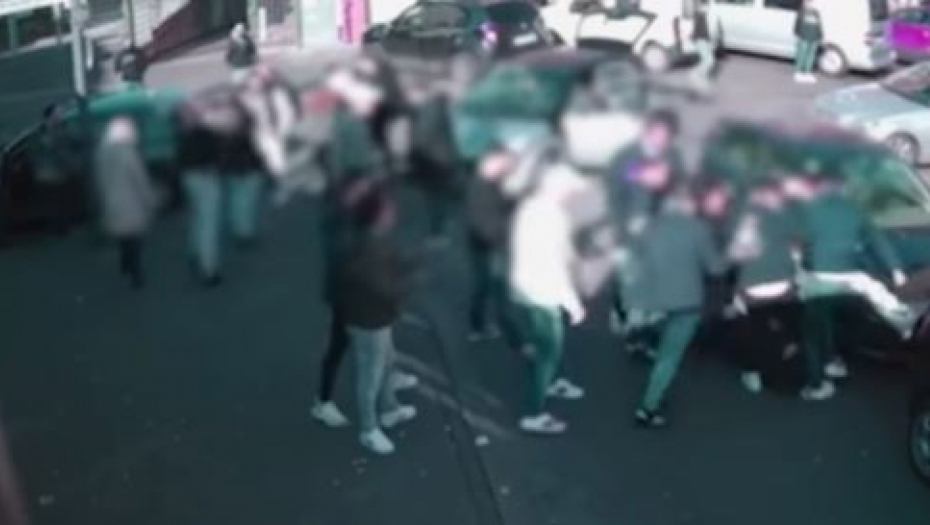 OBJAVLJEN UZNEMIRUJUĆI SNIMAK LINČA U NEMAČKOJ Srbina tukla rulja do smrti nasred ulice, uboden nožem čak 17 puta! (VIDEO)