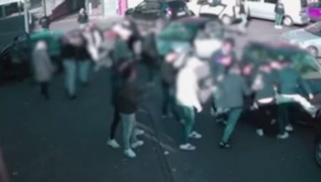 OBJAVLJEN UZNEMIRUJUĆI SNIMAK LINČA U NEMAČKOJ Srbina tukla rulja do smrti nasred ulice, uboden nožem čak 17 puta! (VIDEO)