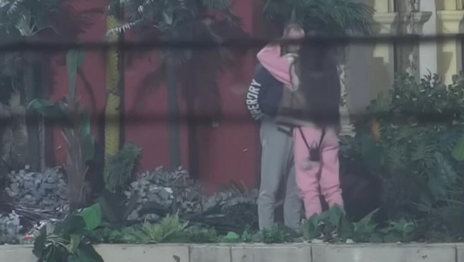 SAKRILI SE MISLEĆI DA IH KAMERA NE SNIMA Anđela i Zvezdan uhvaćeni u AKCIJI, nisu mogli da se obuzdaju! (FOTO)