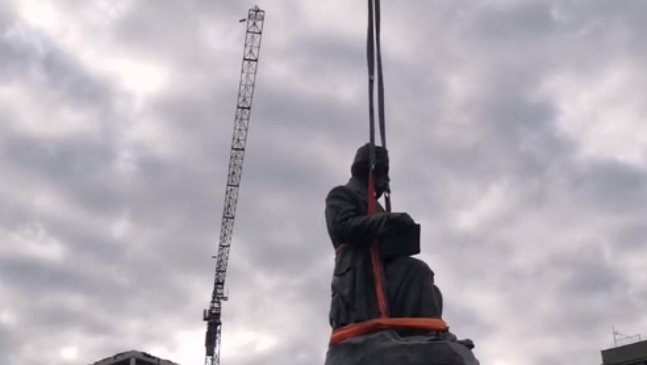 VUK ST. KARADŽIĆ PONOVO U PUNOM SJAJU Slavni spomenik srpskom reformatoru restauriran i vraćen na trg