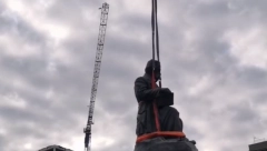 VUK ST. KARADŽIĆ PONOVO U PUNOM SJAJU Slavni spomenik srpskom reformatoru restauriran i vraćen na trg