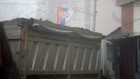 BLOKIRANI SVI PUTEVI KA LEPOSAVIĆU Meštani digli barikade i kroz sela Kamenica i Vuča