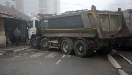 SRBI SE NE PREDAJU Nova barikada u blizini Tehničke škole u Severnoj Mitrovici (FOTO)
