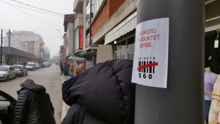 SRAMNI PLAKATI U BOŠNJAČKOJ MAHALI Zovu na bojkot srpske robe, Kurtijeva policija ne reaguje! (FOTO)