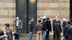 SUZE ISPUNILE NOVO GROBLJE Mnogobrojna porodica i prijatelji pristižu na Laćinu sahranu (FOTO/VIDEO)