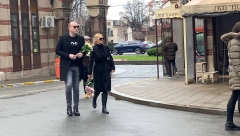 SLOMLJENA Nataša Bekvalac stigla na Laćinu sahranu,  bezuspešno pokušava da sakrije suze (FOTO)