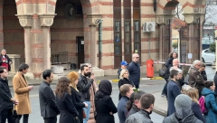 BELE RUŽE PREMINULOM PRIJATELJU Ana Kokić slomljena i bez šminke stigla na sahranu (FOTO/VIDEO)