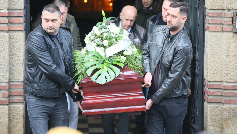 POTRESCNE SCENE NA GROBU LAĆE RADULOVIĆA Futa neutešan, nem od bola: Čovek pored njega nikada nije mogao da bude tužan! (FOTO/VIDEO)