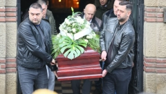 POTRESCNE SCENE NA GROBU LAĆE RADULOVIĆA Futa neutešan, nem od bola: Čovek pored njega nikada nije mogao da bude tužan! (FOTO/VIDEO)