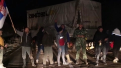 PODRŠKA BRAĆI I SESTRAMA SA KOSOVA I METOHIJE! Grupa Srba blokirala Merdare (FOTO)