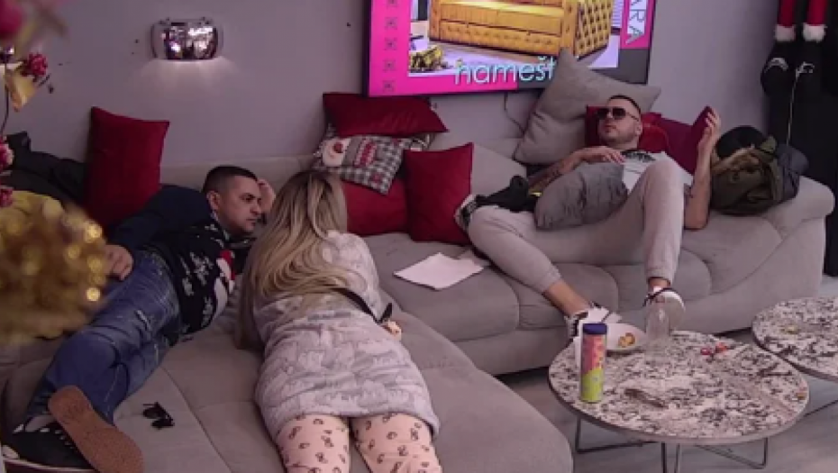 BEBICA JE OMAĐIJAN Car dao Nenadu predlog: Skini tu ogrlicu da vidimo šta će da se desi