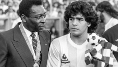 KRAGUJEVAC SE DIVIO LEGENDI Da li ste znali da je Pele gostovao u srpskom gradu i slikao se pored čuvenog spomenika? (FOTO)