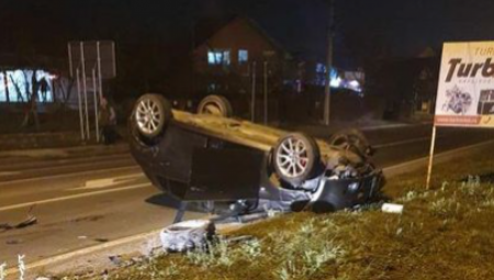 AUTOMOBIL SLUPAN I PREVRNUT NA KROV Saobraćajna nezgoda kod Kraljeva (FOTO)