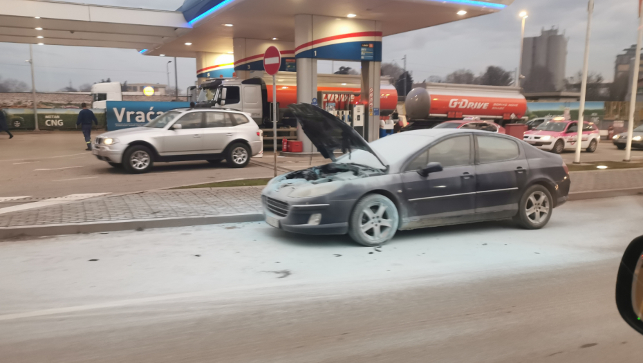 NE PANIČITE, JEDAN POTEZ MENJAČEM ĆE VAS SPASITI Znate li šta da radite ako vam auto prokliže na putu