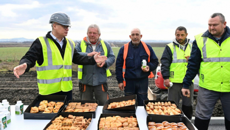 MINISTAR VESIĆ DONEO DORUČAK RADNICIMA Već od marta brže do autoputa Miloš Veliki iz Surčina