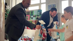 NOVOGODIŠNJI PAKETIĆI ZA SRPSKU DECU NA KOSOVU I METOHIJI Opštine Stari grad i Čukarica obradovale mališane (FOTO)