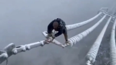 DRUŠTVENE MREŽE U ŠOKU ZBOG OVOG ČOVEKA Sa najveće visine i po najgorem vremenu morao je da uradi jednu stvar... (VIDEO)