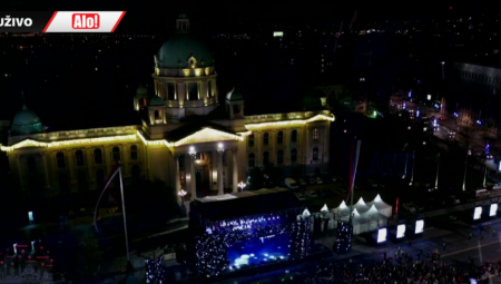 U GLAVNOM GRADU KARNEVALSKA ATMOSFERA Beograđani i turisti ispratili 2022. ispred Skupštine Srbije (VIDEO)