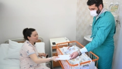 UZ ČESTITKE I POKLON OD GRADA Gradonačelnik Šapić obišao prvog dečaka rođenog u ovoj godini