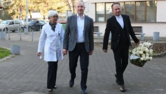 NOVOGODIŠNJI POKLON ZA PRVU NOVOSADSKU BEBU Gradonačelnik Đurić posetio porodilište Betanija