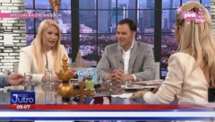 VESELO U STUDIJU Ministar Mali sa voditeljkom pevao pesmu “Moj mali je opasan”, a damama poklonio cveće koje privlači pare