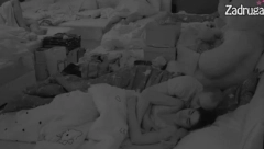 UHVATIO JE ZA GRUDI Zvezdan Slavnić ispipao uspavanu Anđeli po celom telu (VIDEO)