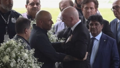 PRVE FOTOGRAFIJE SA PELEOVOG BDENJA Otvoren kovčeg sa telom slavnog Brazilca (FOTO)