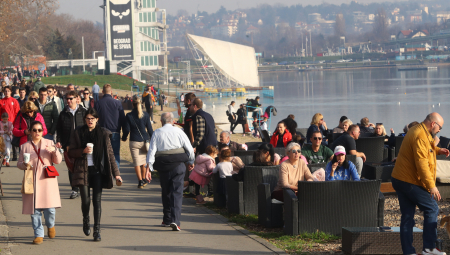 PRAZNICI NAM DONOSE TOPLO I SUNČANO VREME A onda od ovog datuma sledi totalni preokret!