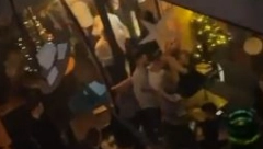 OPŠTA MAKLJAŽA DOK MUZIKA SVIRA! Potukli se u novogodišnjoj noći, ne zna se ko koga udara!  (VIDEO)