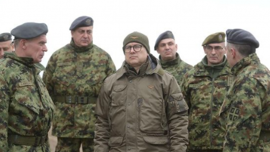 MINISTAR VUČEVIĆ OBIŠAO PRIPADNIKE 126. BRIGADE VOJIN Uručena mu maketa radara AN/TPS-70 (FOTO)
