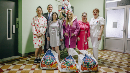 NIS uručio poklon pakete za 225 prvorođenih beba u 2023. godini