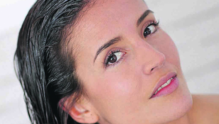 PAR SAVETA NAKON KUPANJA U BAZENU ILI MORU Zaštite vašu kosu od hlora i morske soli, a evo i kako