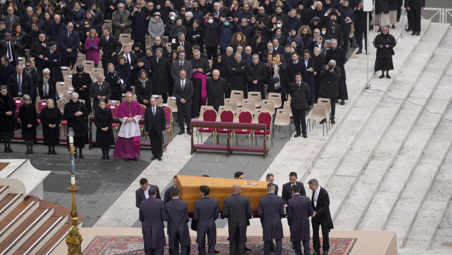 DANAS SAHRANA PAPE BENEDIKTA XVI Skoro 200.000 ljudi odalo poštu
