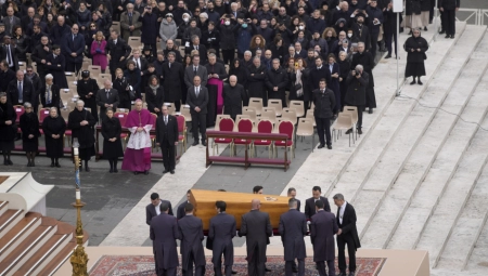 DANAS SAHRANA PAPE BENEDIKTA XVI Skoro 200.000 ljudi odalo poštu