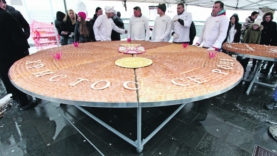 ALO! SAZNAJE: PONOVO SE LOMI ČESNICA ISPRED HRAMA SVETOG SAVE Deliće se 33 dukata i 4.000 krstića