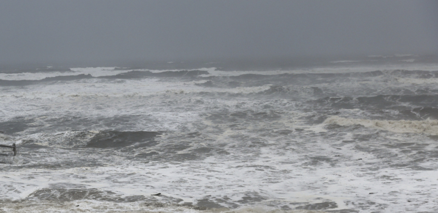OLUJA KIDA CRNU GORU! Zbog nevremena avion Er Srbije vraćen u Beograd, otkazano više letova