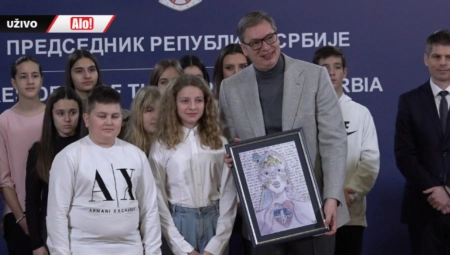 "UVEK STE DOBRODOŠLI" Srpska deca uručila predsedniku Vučiću poseban poklon!