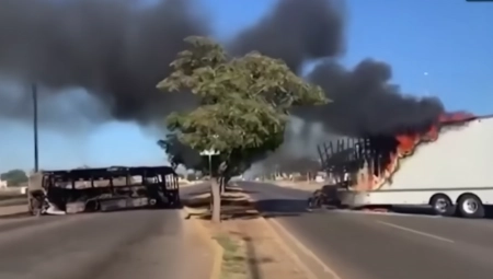 "NE NAPUŠTAJTE DOM!" Nasilje pogodilo uporište meksičkog kartela nakon hapšenja El Čapovog sina (VIDEO)