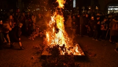 SUBOTIČANI UZ MOLITVU I POŠTOVANJE PALILI BADNJAKE Tradicionalno obeležavanje Badnjeg dana na centralnom gradskom trgu (FOTO)