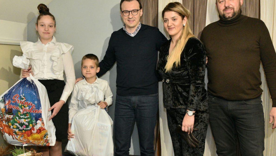 PETKOVIĆ NA BOŽIĆ POLOŽAJNIK KOD PORODICE SOFRONIJEVIĆ U ZVEČANU: Srećko je naš junak koji je bio upucan od strane specijalaca ROSU (FOTO)