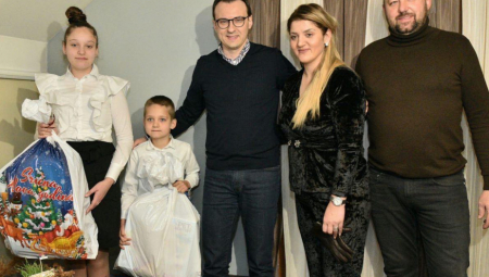 PETKOVIĆ NA BOŽIĆ POLOŽAJNIK KOD PORODICE SOFRONIJEVIĆ U ZVEČANU: Srećko je naš junak koji je bio upucan od strane specijalaca ROSU (FOTO)
